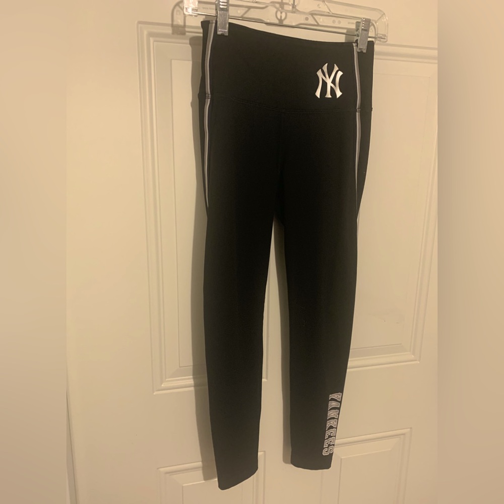 VS PINK Ultimate MLB Yankees Leggins